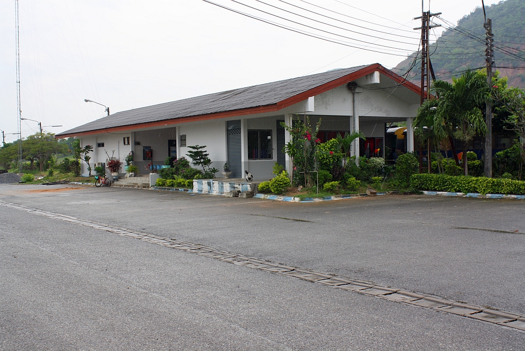 Strassenseitige Ansicht des Bf. Ban Plu Ta Luang am 17.Mrz 2011. 

