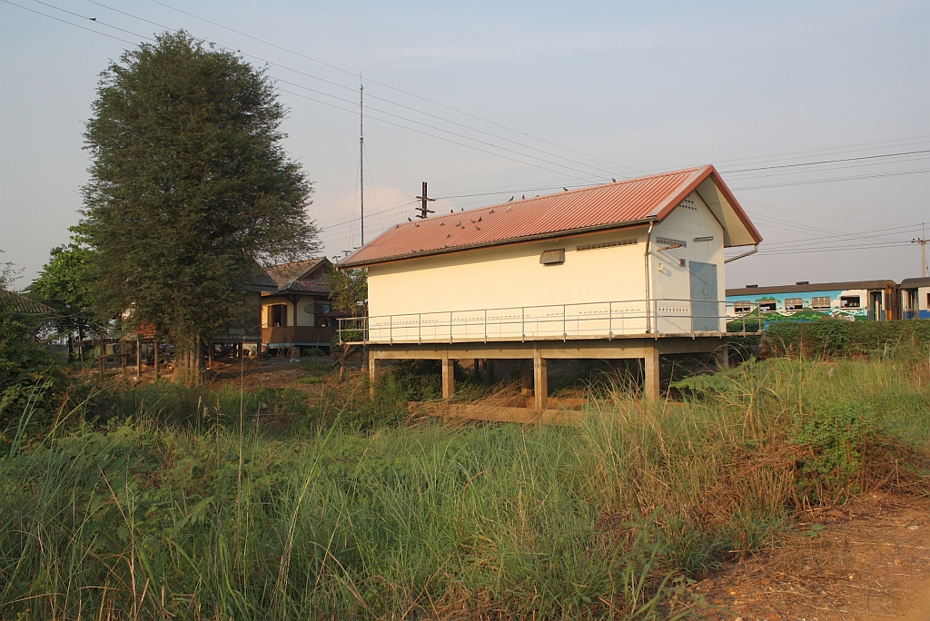 Strassenseitige Ansicht des Bf. Dong Takhop am 13.Mrz 2012. 


