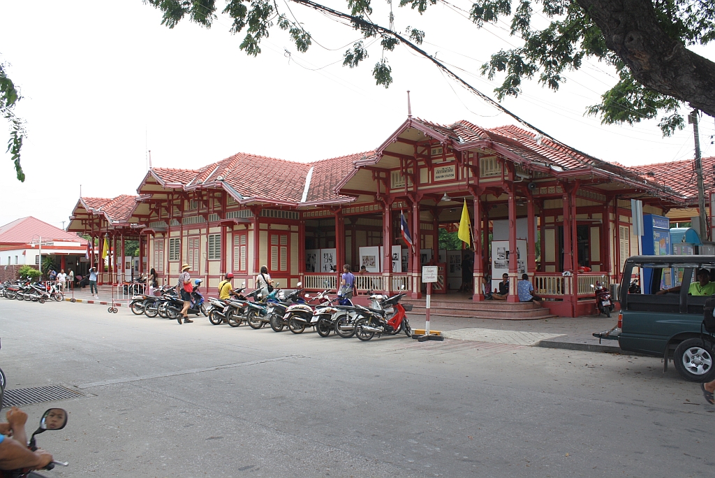 Strassenseitige Ansicht des Bf. Hua Hin am 03.Juni 2012. 

