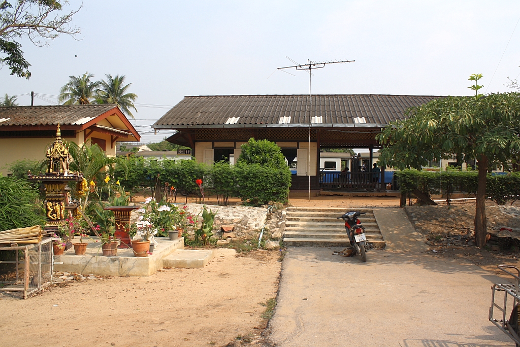 Strassenseitige Ansicht des Bf. Khlong Bang Tan am 13.Mrz 2011.
