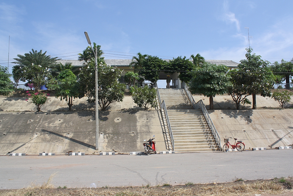 Strassenseitige Ansicht des Bf. Khok Salung am 05.Dezember 2010. Der Bahnhof und die Strecke liegen hier auf der Krone des Dammes und die Ortschaft bei voll aufgestautem See unter dem Wasserspiegel.