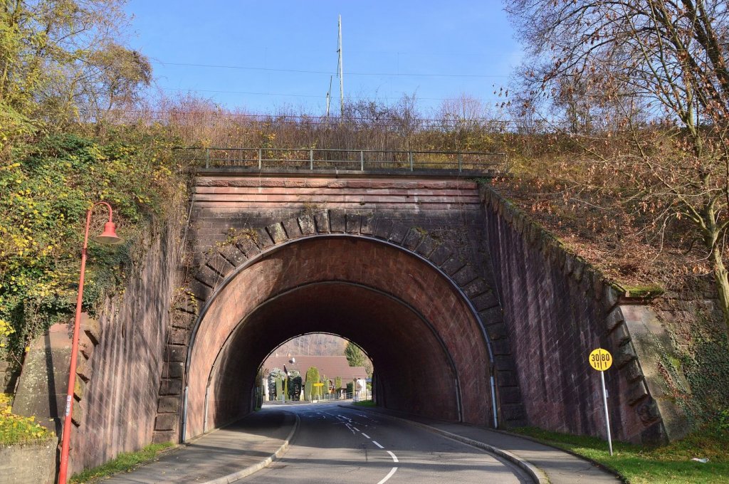 Stra�enunterf�hrung Odenwaldstra�e in Neckargerach, oben f�hrt die  Kbs 705 entlang. 18.11.2012