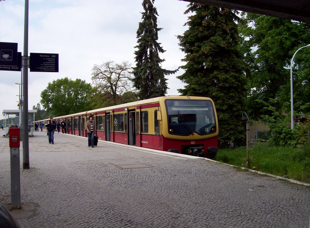 Strausberg (Endstation S5 und Regionalbahn NE 26), S-Bahnsteig mit abfahrbereiter S5 (20.05.2010)