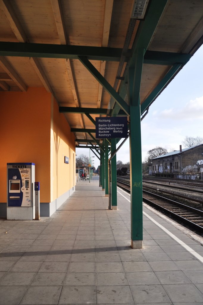 STRAUSBERG (Landkreis Märkisch-Oderland), 26.11.2011, Teilansicht des Bahnhofgebäudes mit Blick auf den Bahnsteig, von dem die Regionalzüge der Niederbarnimer Eisenbahn (NEB) fahren