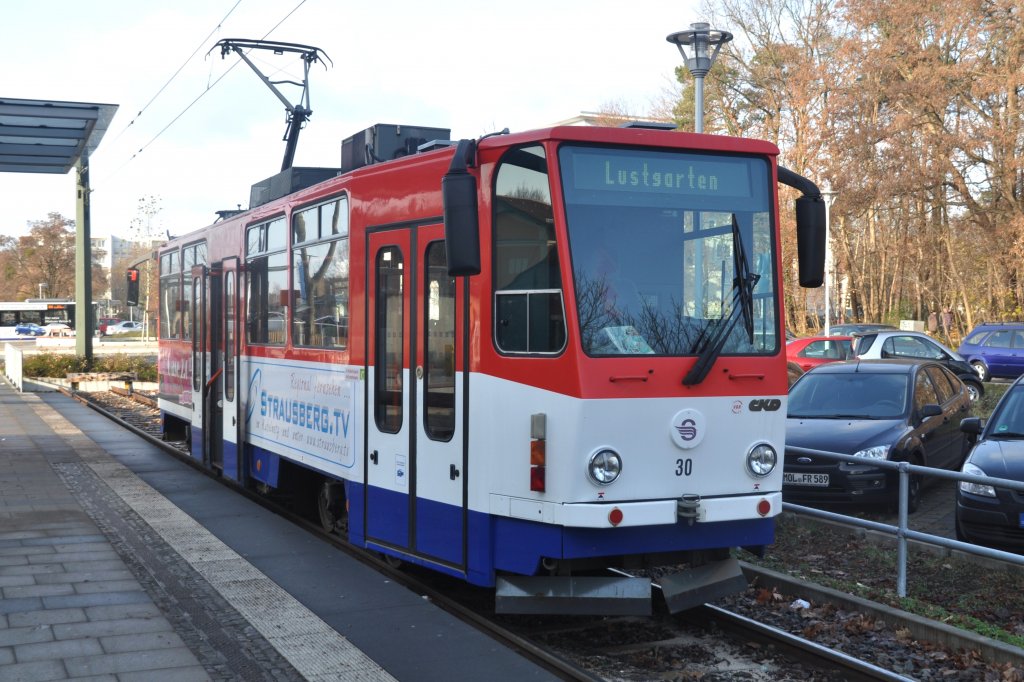 STRAUSBERG (Landkreis Märkisch-Oderland), 26.11.2011, Wagen 30 der Strausberger Eisenbahn an der Haltestelle S-Bahnhof Vorstadt; die Strausberger Eisenbahn betreibt unter der Liniennummer 89 im Tarifgebiet Berlin ABC die Verbindungsstrecke zwischen dem S-/Regionalbahnhof Strausberg und dem Stadtzentrum
