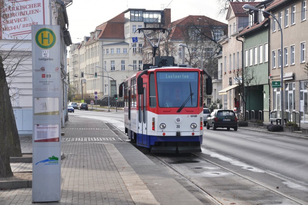 STRAUSBERG (Landkreis Märkisch-Oderland), 26.11.2011, Wagen 30 der Strausberger Eisenbahn bei der Ausfahrt aus der Haltestelle Lustgarten; die Strausberger Eisenbahn betreibt unter der Liniennummer 89 im Tarifgebiet Berlin ABC die Verbindungsstrecke zwischen dem S-/Regionalbahnhof Strausberg und dem Stadtzentrum


