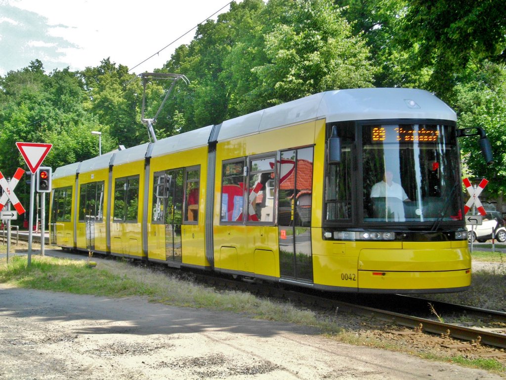Strausberg: Straenbahnlinie 89 nach S-Bahnhof Strausberg an der Haltestelle Strausberg Landhausstrae.(18.6.2013)