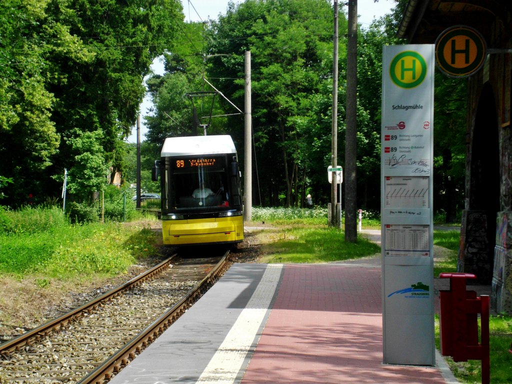 Strausberg: Straenbahnlinie 89 nach S-Bahnhof Strausberg an der Haltestelle Strausberg Schlagmhle.(18.6.2013)