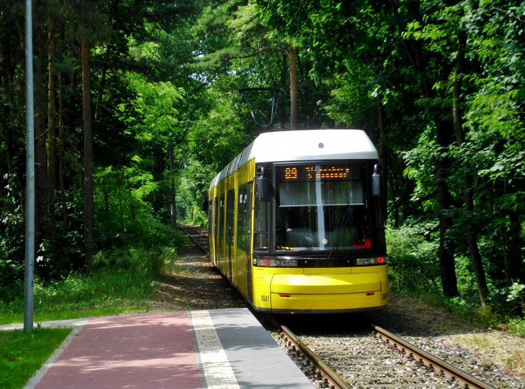 Strausberg: Straenbahnlinie 89 nach S-Bahnhof Strausberg an der Haltestelle Strausberg Schlagmhle.(18.6.2013)