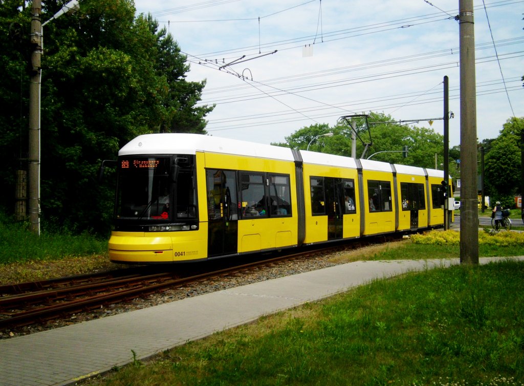 Strausberg: Straenbahnlinie 89 nach S-Bahnhof Strausberg an der Haltestelle Strausberg Hegermhle.(18.6.2013)