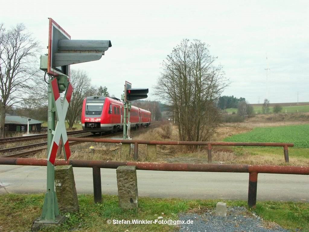 Strecke Bamberg/Lichtenfels - Hof. Hier B in Fattigau mit Ri Hof fahrendem 612er. Der B ist noch aus alten Bundesbahn-Zeiten. Und wie frher ist rechts oben, wenn wunderts, die Strecke nach Marktredwitz zu sehen.... Foto vom 30.11.2009