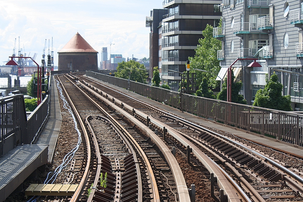 Strecke der hamburger U3 am 06.Juli 2010. Aufgenommen vom provisorischem Bahnsteig,dieser liegt ber dem gesperrten Streckengleis, der Hst. Baumwall in Richtung Hst. Landungsbrcken.