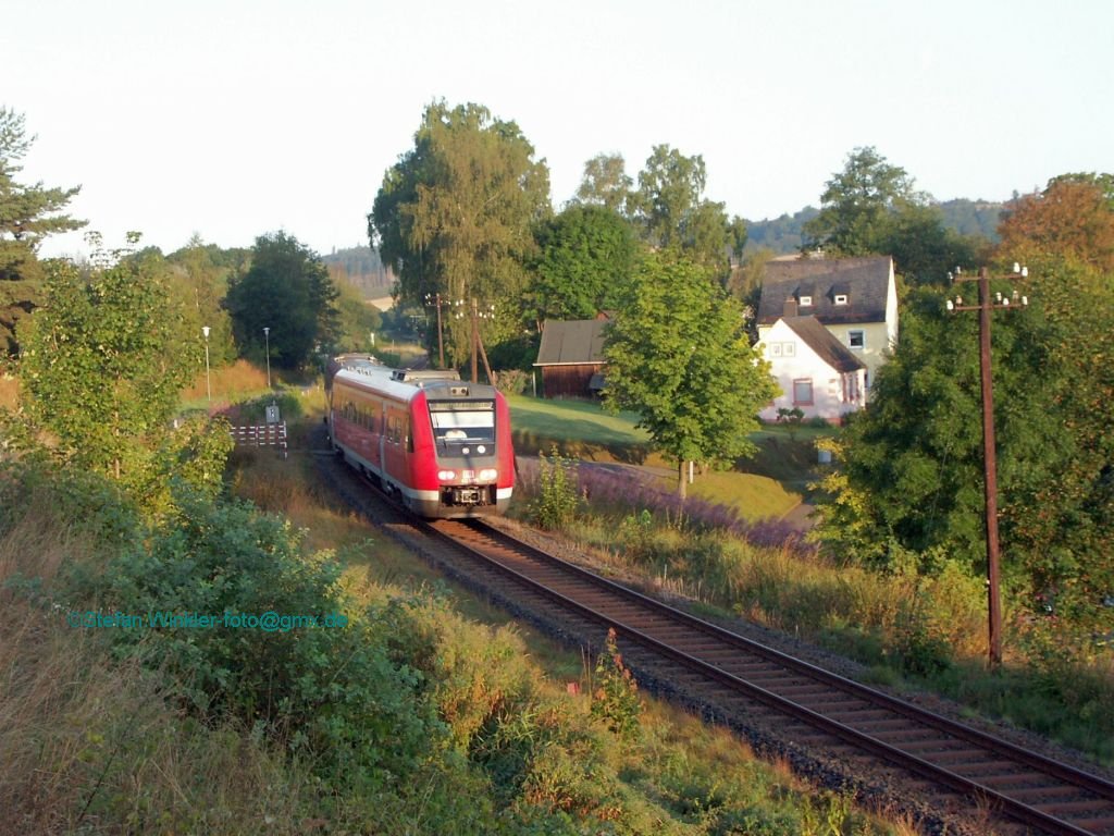 Strecke Hof - Bad Steben Sommer 2009 der morgendliche Schülerzug verkehrte noch als BR 612er Fahrzeug. Hier verlässt der Zug gerade die Ortslage Marxgrün von Bad Steben kommend, er fährt auf Naila zu. Hier in Marxgrün zweigte mal die fränkische Höllentalbahn nach Thüringen ab. Knappe 6 Km weiter hätte das Gleis wieder Anschluss an ein betriebenes Netz...! Siehe Hoellennetz.de, das ist die Seite des Vereins der sich diese regionale Bahn zur Aufgabe gemacht hat...