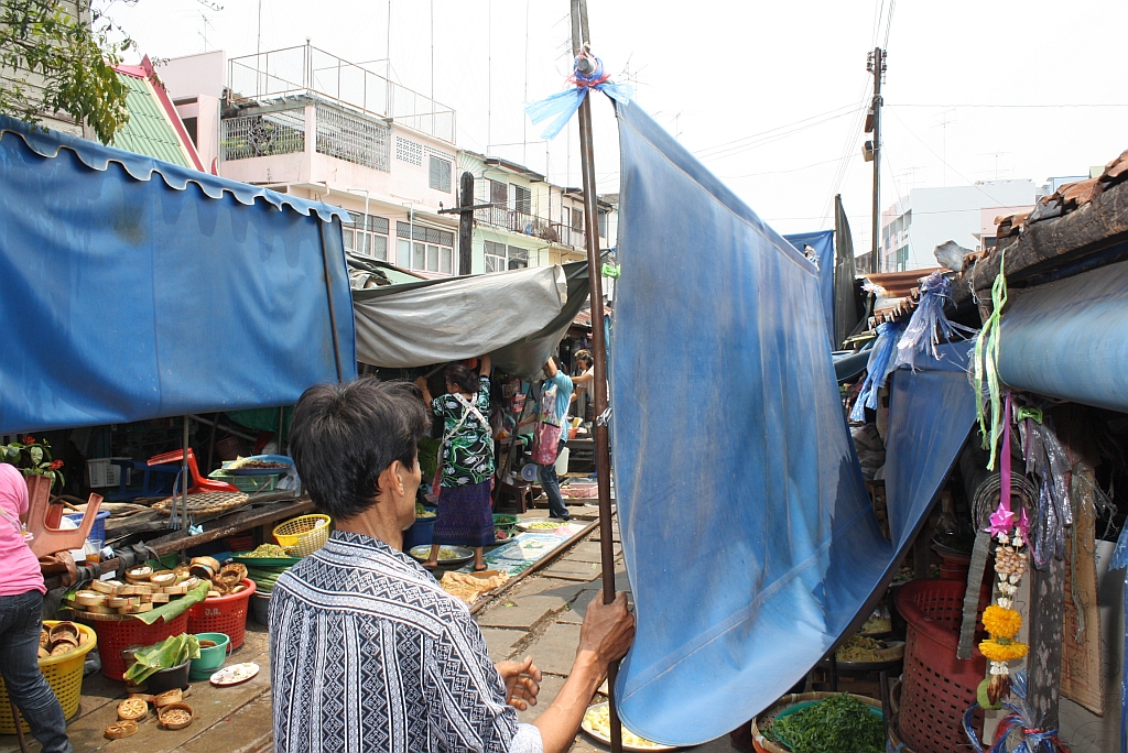 Strecken-KM 33,600, gleich beim Bf. Mae Klong am 27.Mrz 2010. Man gibt die Strecke fr die nchste Zugfahrt frei.