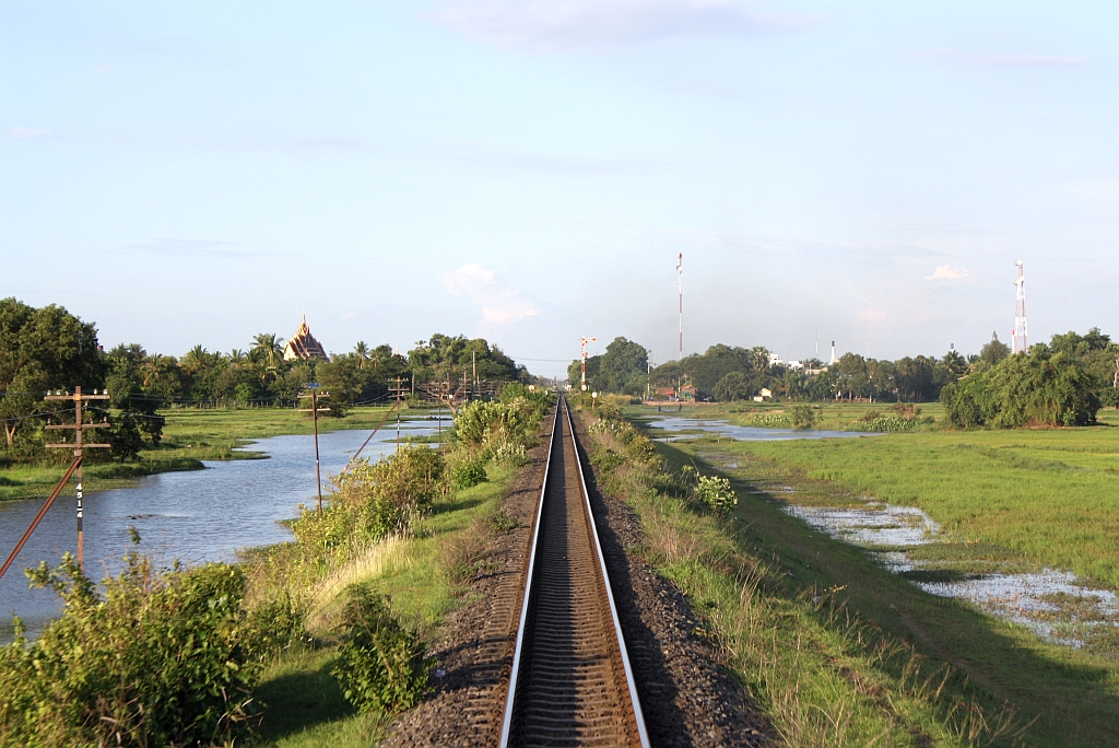 Streckenabschnitt vor dem Einfahrtsignal des Bf. Si Kho Raphum, Blickrichtung Ubon Ratchathani, am 15.Juni 2011.
