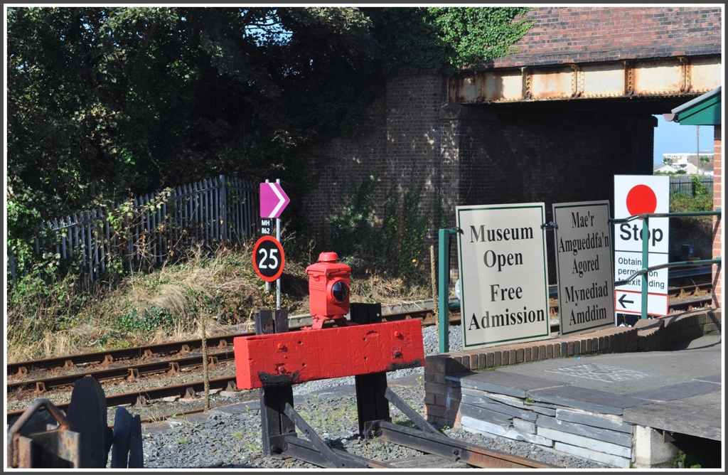 Streckenende der Talyllyn Railway in Tywyn. Dahinter im rechten Winkel verluft die Normalspurstrecke von Arriva. (04.09.2012)