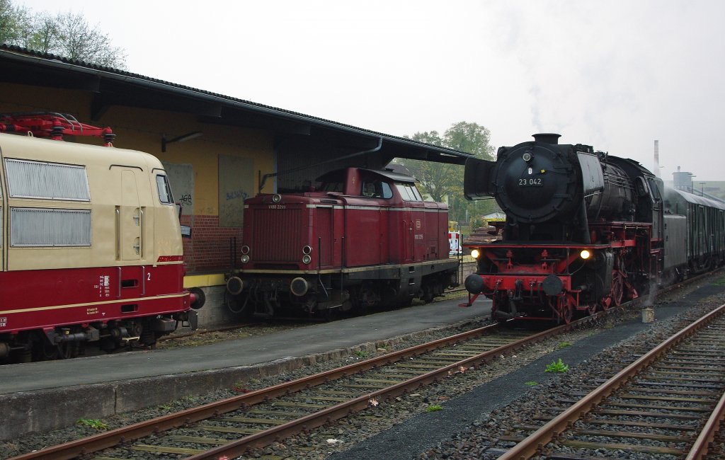 Streckenfest der Kurhessenbahn am 23.+24.10.2010! Wir waren dabei! Am 23.10.2010 ging es schon ganz frh nach Frankenberg(Eder). Dort angekommen dampften in der klirrenden Klte schon 23 042 vor sich hin. In deren Schatten wrmte sich V100 2299 der VEB. 103 113-7 gehrte auch zu einer der ausgestellten Loks. Die folgenden Bilder sollen nur die Highlights des Tages zeigen, da ich mich ja auf 5 beschrnken muss ;) Kommt aber noch mehr!