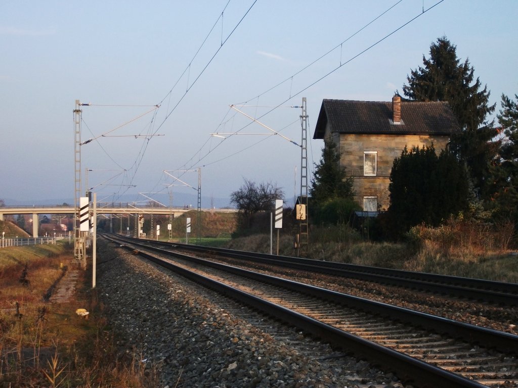 Streckenkilometer 7/2 der Frankenwaldbahn (KBS 840). Zusehen ist auch das ehemalige Bahnhofsgebude des ehemaligen Haltepunkts Oberlangenstadt. Oberlangenstadt 06.November 2011.