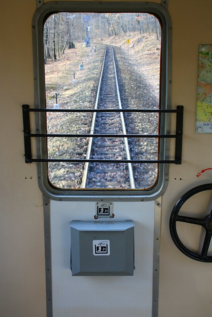 Streckensicht vom MAV-Schmalspurwagen Ba 50 55 25-01 495-5 am 27.Feb.2010 bei Zug 363.