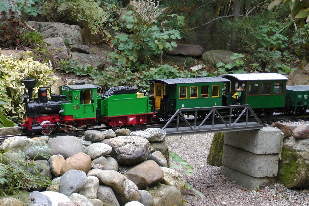 Streckenstillegungen und R�ckbauten machen auch vor der Gartenbahn nicht halt.
W�hrendessen im Fr�hjahr 2012 , ja noch bis zum Sommer Zugverkehr auf den Gleisen unter der Fachwerkbr�cke  zu beobachten war, sind die Gleise nun abgebaut, das Planum eingeebnet und nur auf der Br�cke kommt gerade ein GMP vorbei, allerdings auch nur mit einem Fahrgast.....  28.09.2012   14:47 Uhr 