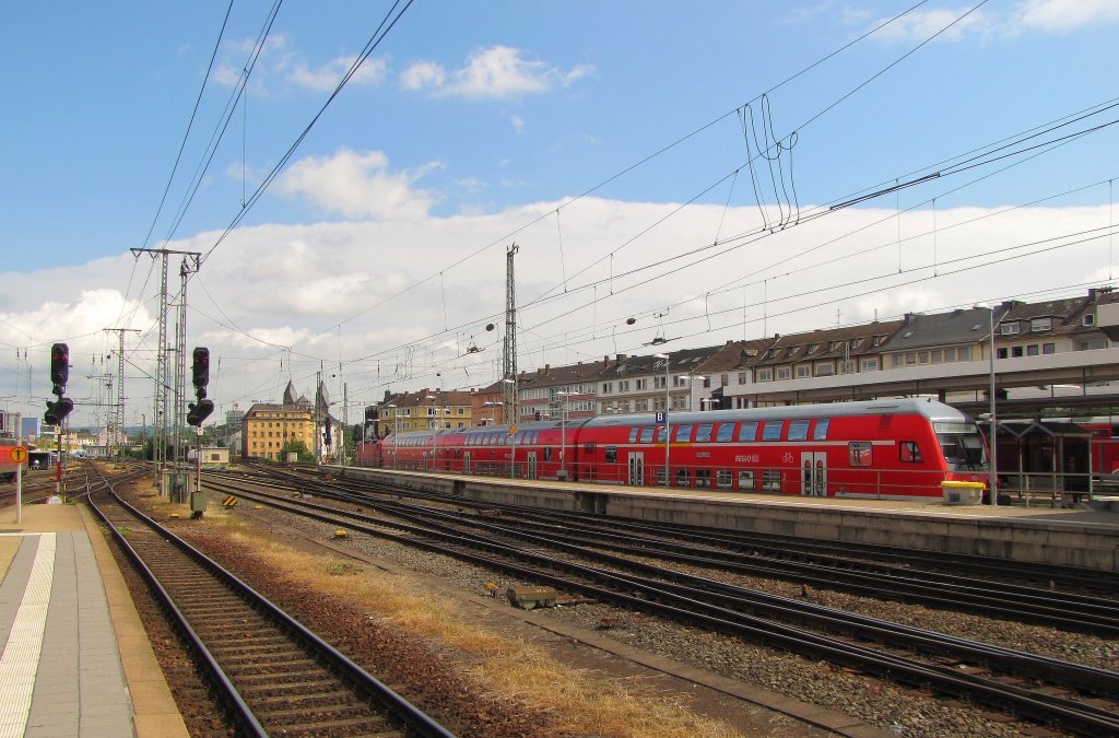 Streckenteilung in Koblenz Hbf. Links geht es in Richtung Mosel und Trier, rechts Richtung Kln. RB 12514 steht abfahrbereit nach Rommerskirchen auf Gleis 104; 10.07.2012