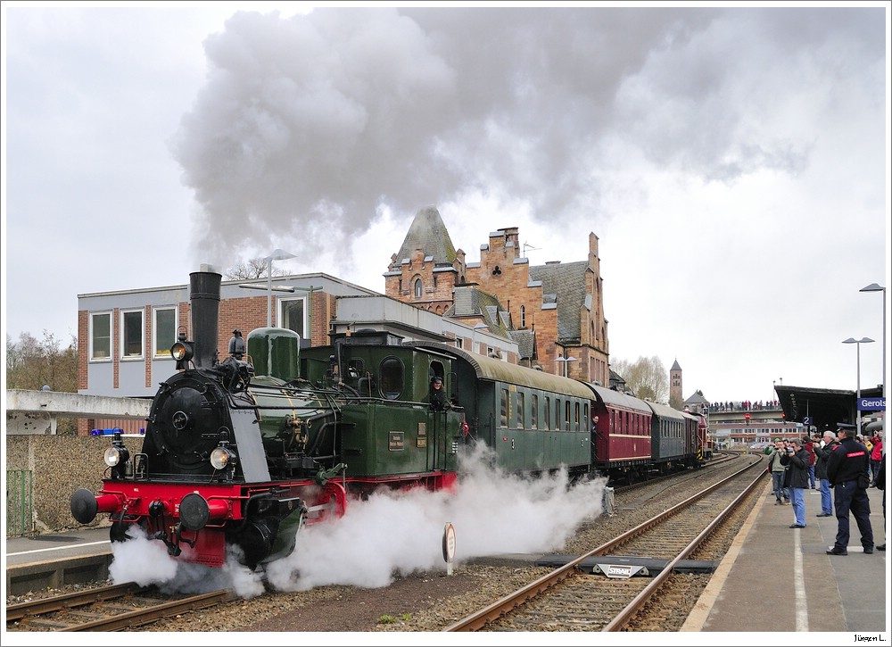 Streng bewacht unter den Argusaugen der DB-Sicherheit verlsst die Dampflok  Waldbrl  mit Ihrem Pendelzug den Bhf. Gerolstein; 2.4.2010.