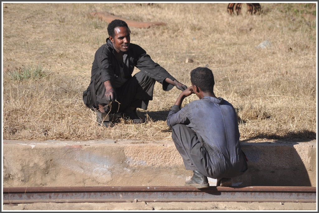 Stress und bergewicht, die bel unserer Wohlstandsgesellschaft, scheint es in Eritrea nicht zu geben. Kleine Pause im Ausbesserungswerk Asmara. (31.01.2012)