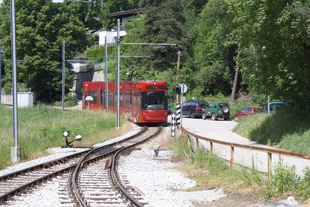 Stubaitalbahn Triebwagen 324 am 22.Mai 2011 Richtung Innsbruck in die Hst. Natters einfahrend.