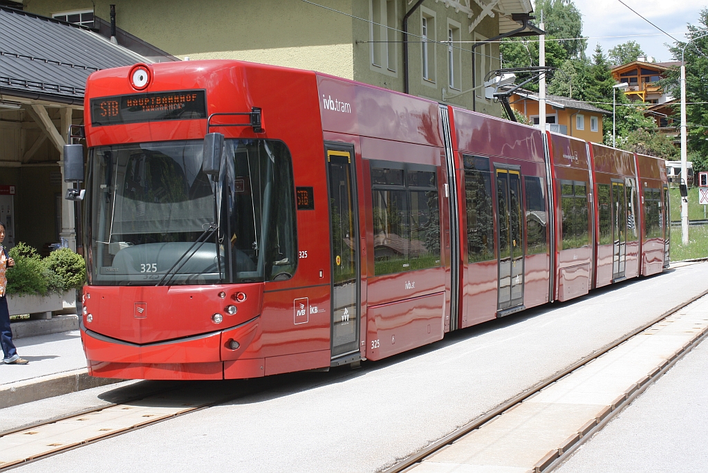 Stubaitalbahn Triebwagen 325 am 22.Mai 2011 im Bf. Fulpmes abfahrbereit nach Innsbruck.

