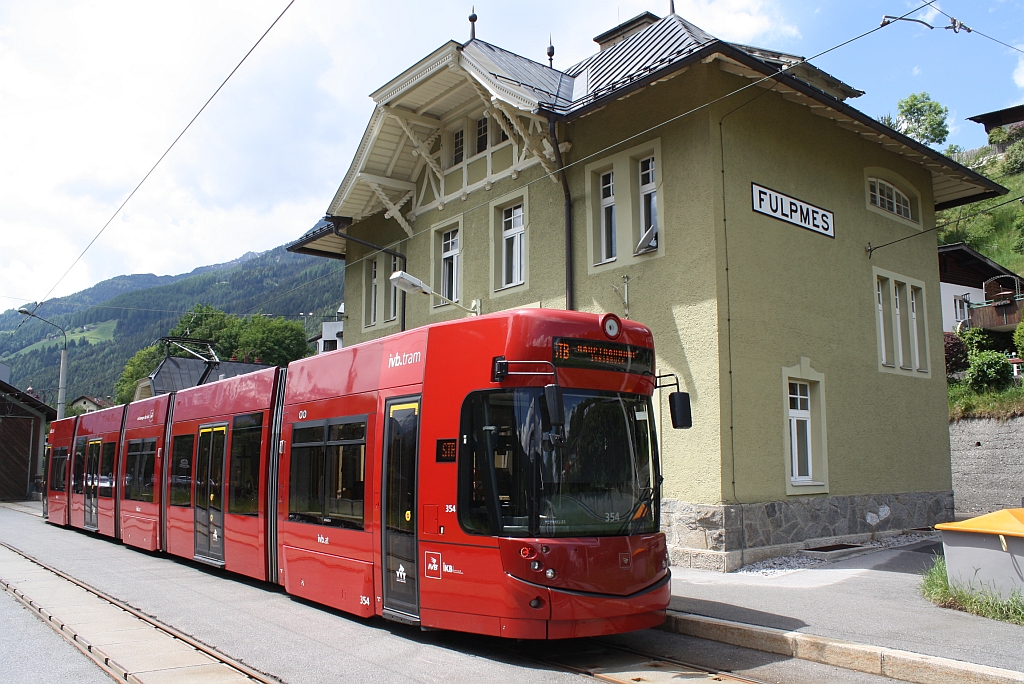 Stubaitalbahn Triebwagen 354 am 22.Mai 2011 im Bf. Fulpmes abfahrbereit nach Innsbruck.
