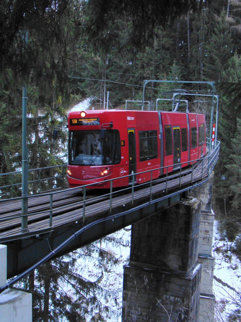 Stubaitalbahn Triebwagen auf Mhlgrabenviadukt.05.02.2010