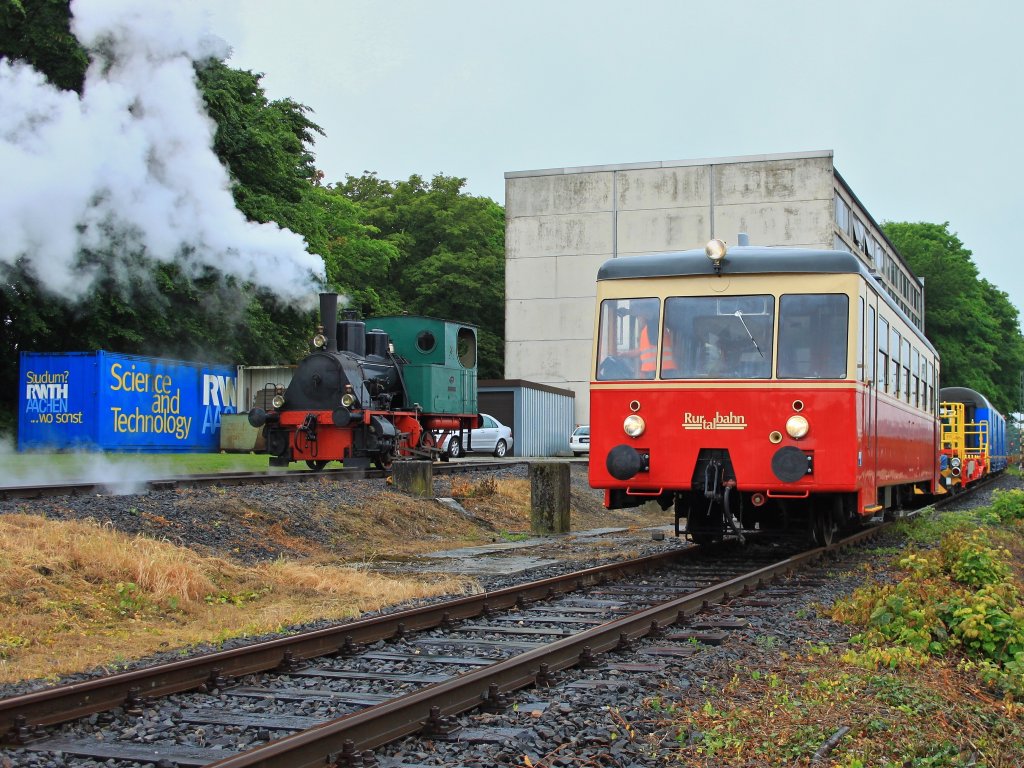 Studium? RWTH AACHEN...wo sonst. Am 06.06.2012 steht am Institut fr Schienenfahrzeuge der RWTH Aachen in Aachen West ein 1952 von Talbot in Aachen gebauter Talbot Taunus der Rurtalbahn, mit dem einige Studenten des Institus eine Sonderfahrt nach Bombadier in Aachen Nord machen werden. Im Hintergrund eine bei Krauss 1921 in Mnchen gebaute Dampflok, die als Rangierlok bei der ltesten Chemischen Fabrik der Schweiz in Uetikon bis 1996 ihren Dienst tat. Einmal pro Semester wird die 130 Ps starke Lok angeheizt und die Studenten fahren auf dem kurzen Privatgleis des Instituts und machen dort Laborversuche.