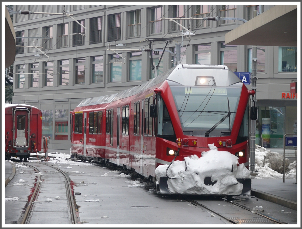 Sturmtief Andrea hat die Schweiz mit reichlich Schnee eingedeckt. Es ist eine Bewhrungsprobe fr die Allegras auf dem Weg nach Arosa. Noch gezeichnet von der letzten Fahrt steht ein ABe 8/12 in Chur. (09.01.2012)