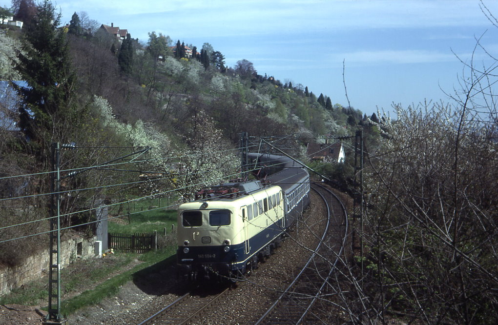 Stuttgart 19: 140 504 windet sich bei Stuttgart West aus dem Talkessel heraus, um mit einem Eilzug die Gubahn zu bedienen, 27.04.1984.