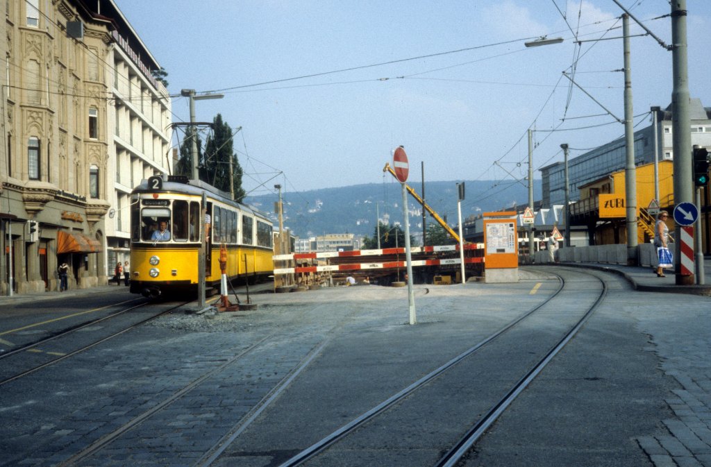 Stuttgart SSB: Ein Zug der SL 2 in der Fritz-Elsas-Strasse im Juli 1979.