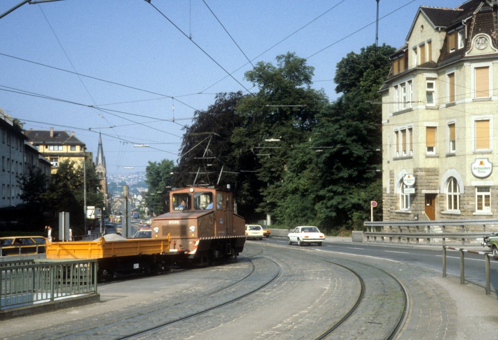 Stuttgart SSB Lok 2025 mit einem Flachwagen Augsburger Platz im Juli 1979.