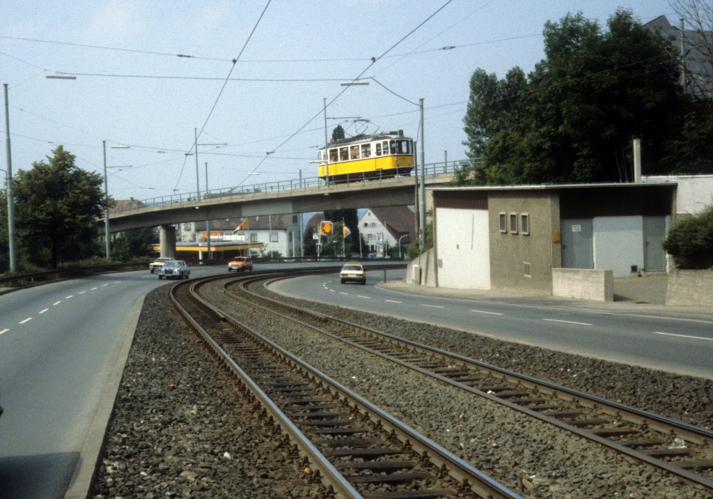 Stuttgart SSB SL 10 (Zahnradbahn Marienplatz - Degerloch): Ein Zahradtriebwagen auf der Brcke ber Obere Weinsteige in Degerloch im Juli 1979.