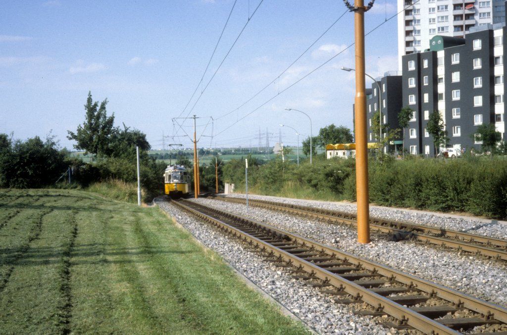 Stuttgart SSB SL 15 (GT4 486) zwischen der Endstelle in Freiberg / Mnchfeld und Suttnerstrasse im Juli 1979. 