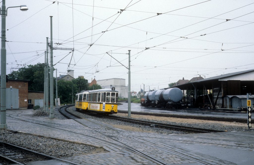 Stuttgart SSB SL 3; Ein Zug bestehend aus einem Beiwagen Typ 82.3 und einem GT4 verlsst am 1. Juli 1980 den Bahnhof Mhringen.