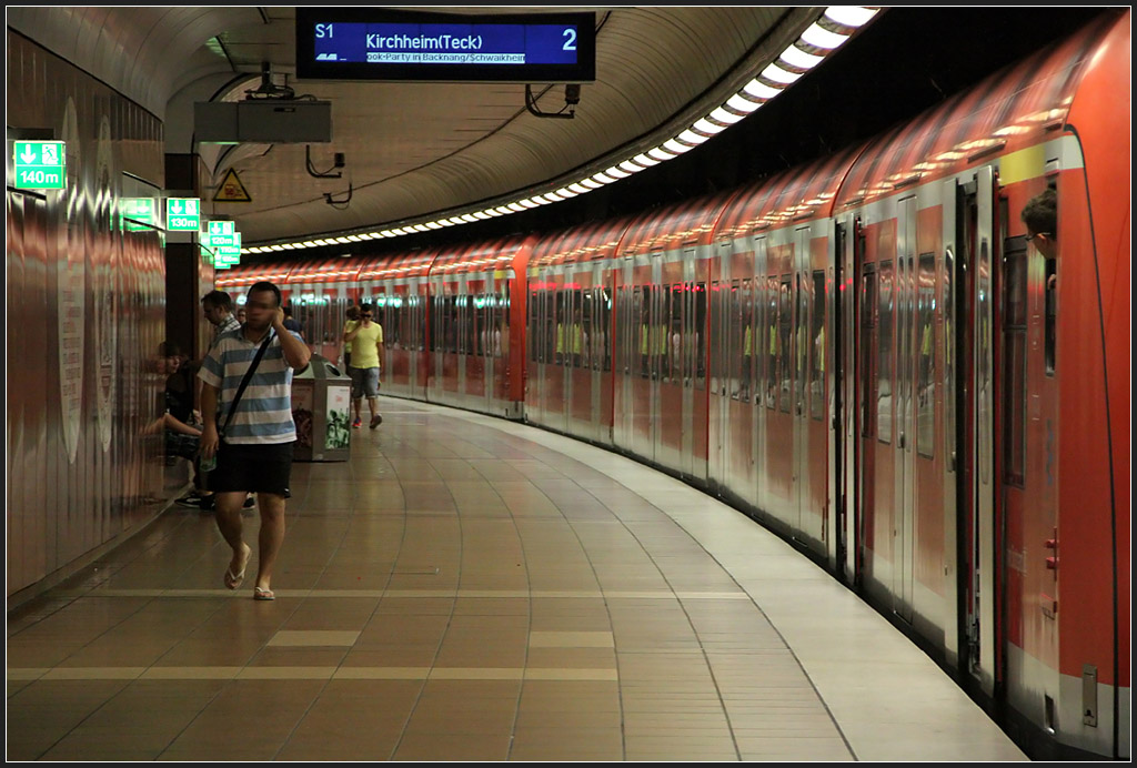 Stuttgarts tiefster Bahnhof - 

Die Bahnsteige der  S-Bahnstation  Universität  in Vaihingen liegen 21,5 Meter unter der Geländeoberfläche. 

30.06.2012 (M)