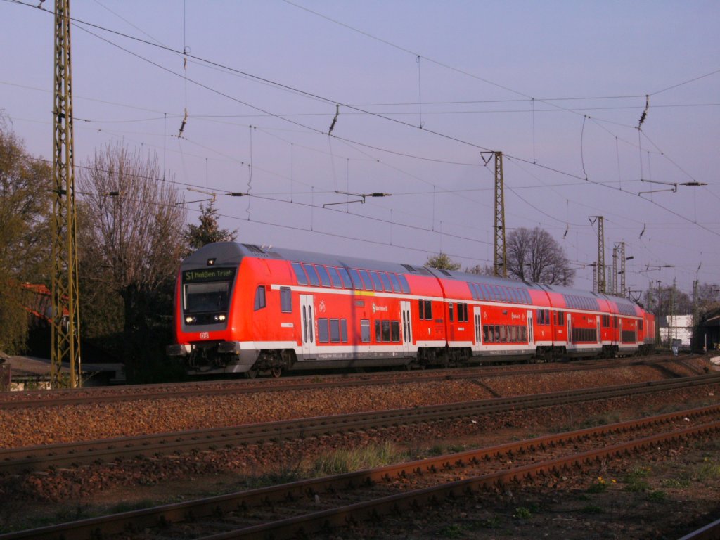 Stw 767 der Dresdner S-Bahn f�hrt am 23.04.2010 als S1 nach Mei�en Trieb. von Coswig weg.