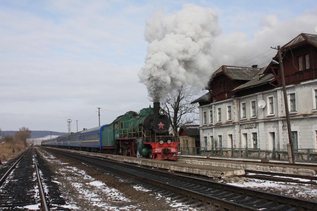 SU 251-86 dampft mit dem Dzherelo Sonderzug am 17.02.2008 durch den
schnen Bahnhof Globovichy.