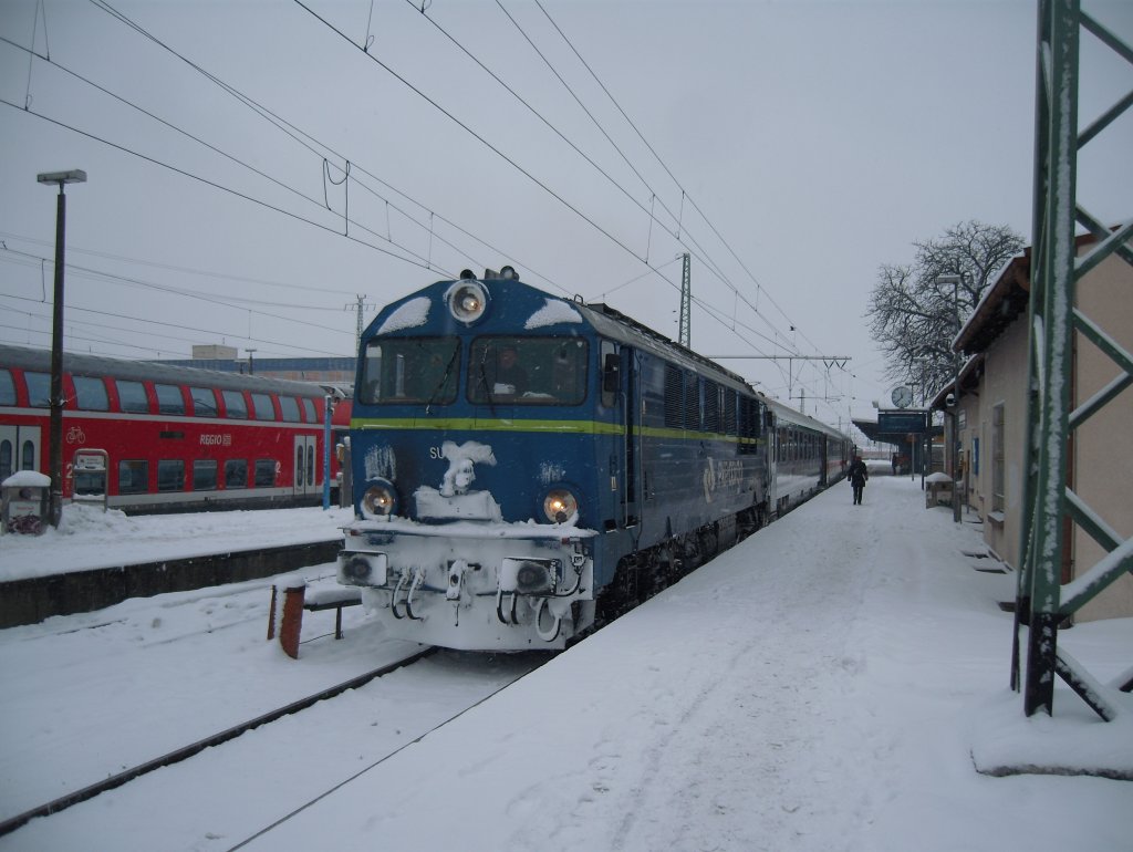 SU 46 0 32 steht in Cottbus/Chosbuz vor dem EC 341  WAWEL  in Richtung Krakow Glowny.
02.01.2010
