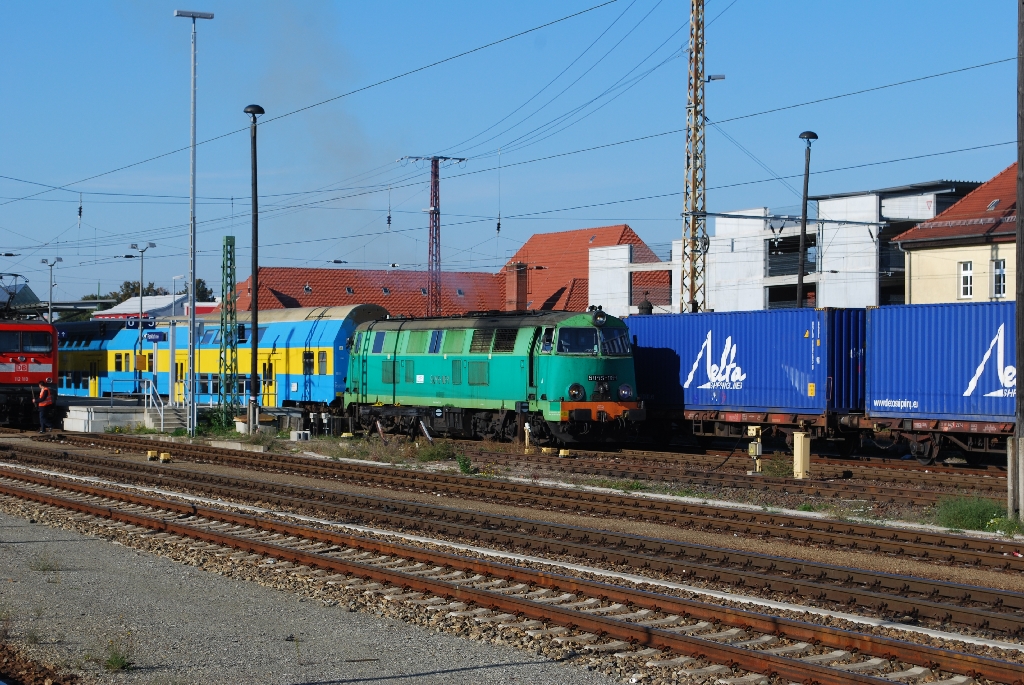SU45-065 der Przewozy Regionalne verlt am 10.10.10 den Bahnhof Franfurt/Oder um ihren RE zurck nach Polen zu bringen.