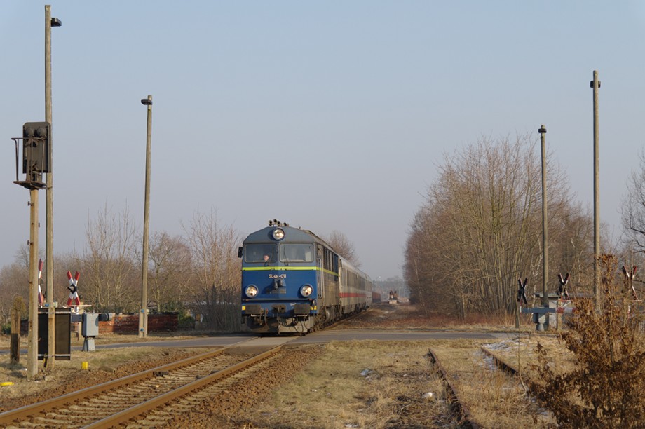 SU46-011 am EC 249 nach Berlin in Forst am 25.02.2011