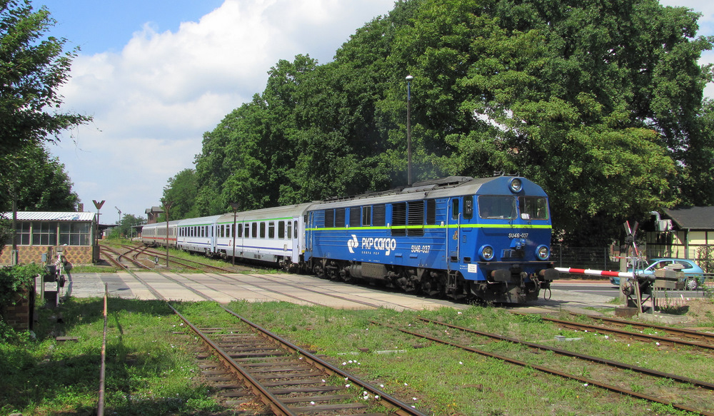 SU46-037 von PKP Cargo hatte am 10.07.2011 die Aufgabe den EC 249  Wawel  von Cottbus nach Polen zu bringen. Sie bringt den EC, welcher von Lneburg nach Krakow Glowny fuhr, bis Wegliniec. Dort bernimmt dann wieder eine Elok. Die Aufnahme entstand an einem B in Forst.