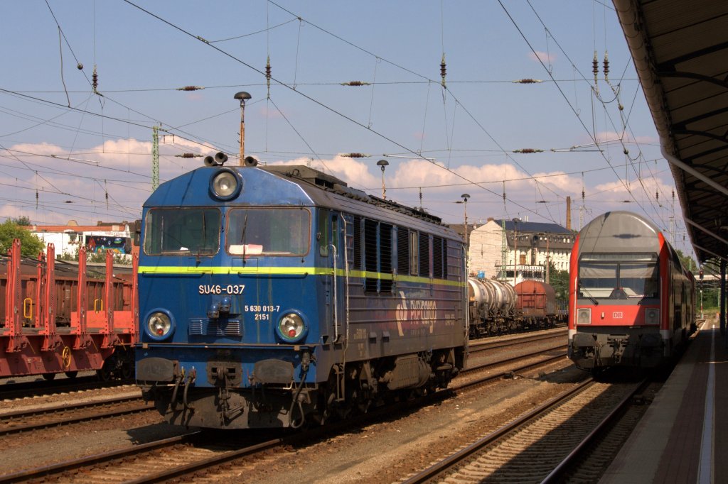 SU46-037 setzt am 16.07.2013 im Cottbuser HBf., vom EC  Wawel  kommend, zurck