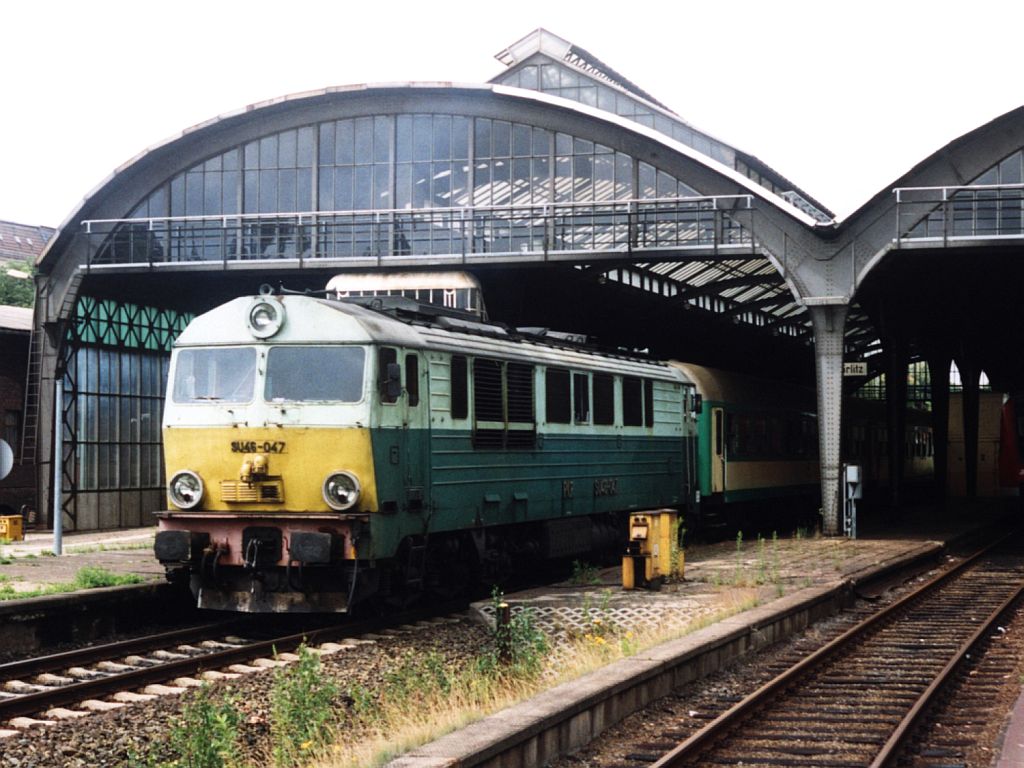 SU46-047 mit Regionalzug 5515 Grlitz-Krakw Głwny auf Bahnhof Grlitz am 22-7-2005. Bild und scan: Date Jan de Vries.