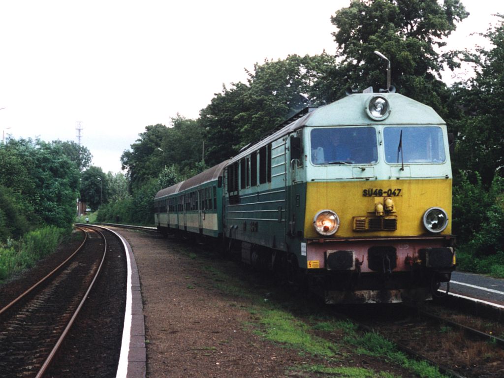SU46-047 mit Regionalzug 5525 Węgliniec-Zgorzelec auf Bahnhof Zgorzelec am 22-7-2005. Bild und scan: Date Jan de Vries.
