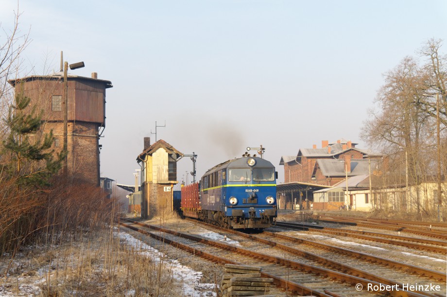 SU46-048 mit einem Mischer Ri Zagan in Forst am 25.02.2011